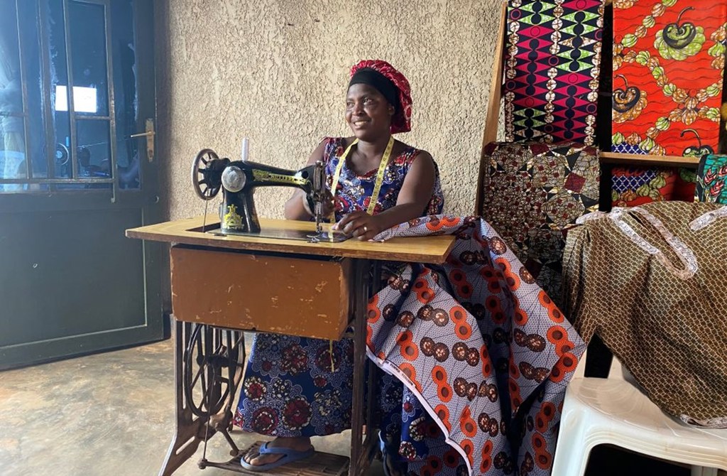 Chantal ameketi kwenye cherehani yake. Chantal ameketi kwenye cherehani yake.