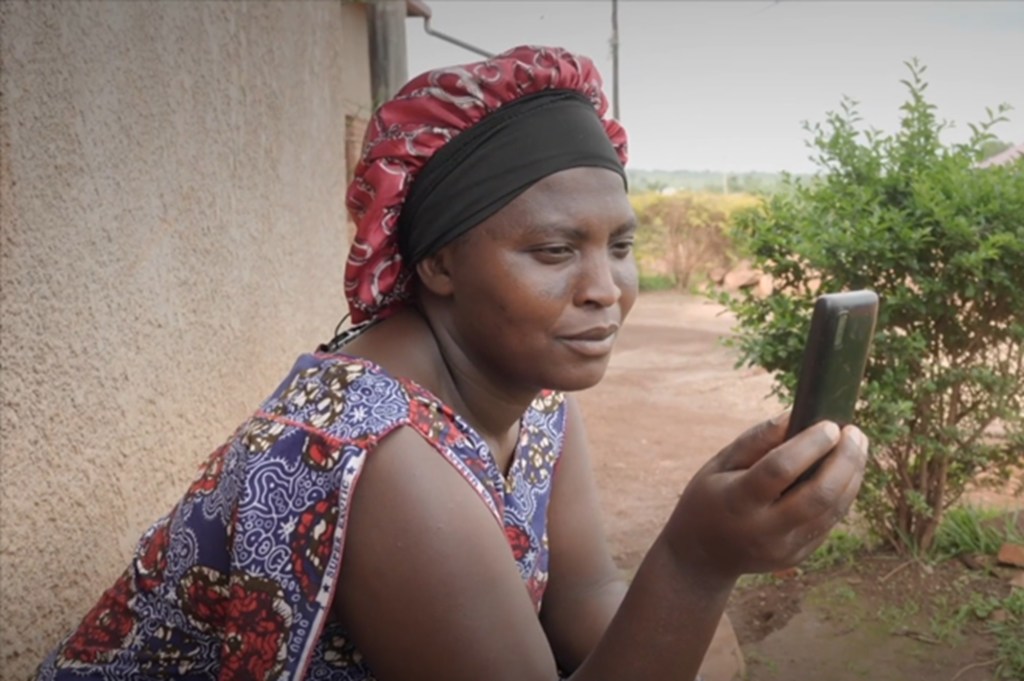Chantal anatumia simu yake ya mkononi kupiga namba 845 ili apate huduma za kilimo. Chantal anatumia simu yake ya mkononi kupiga namba 845 ili apate huduma za kilimo.
