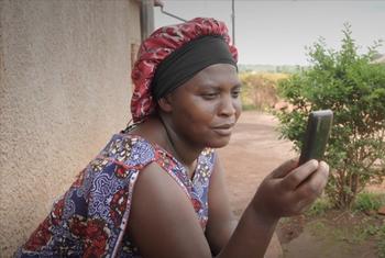 Chantal anatumia simu yake ya mkononi kupiga namba 845 ili apate huduma za kilimo.