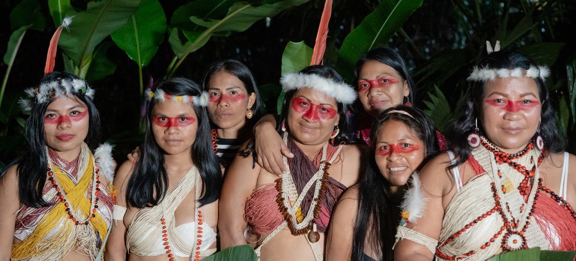 Mujeres de nacionalidad Waorani posan para un retrato durante el Encuentro de Mujeres Indígenas Voz, Cuerpo y Territorio. Puyo, Ecuador. Marzo 16,2022.