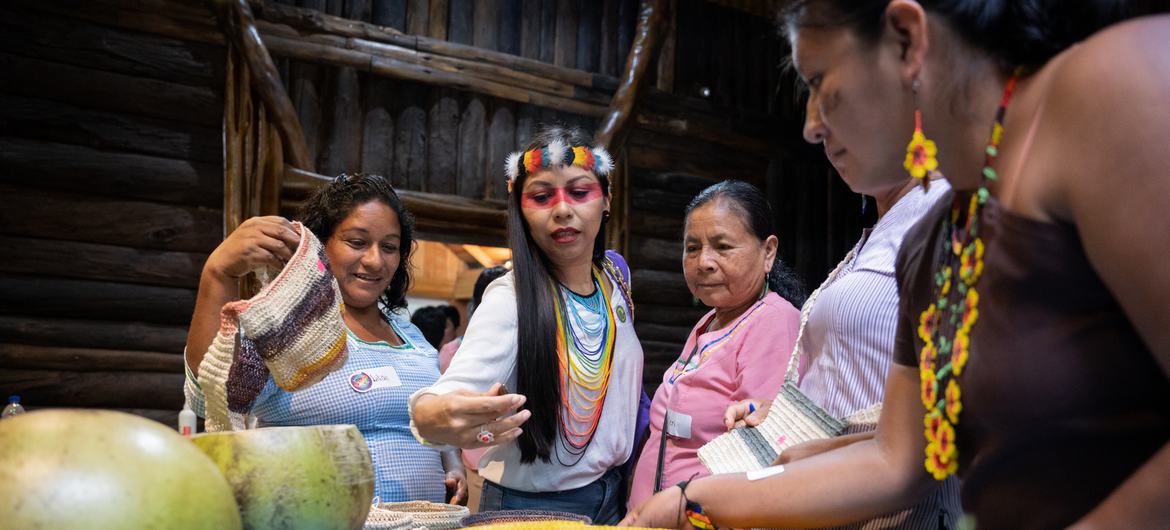 Feria de emprendiemientos en el marco del Encuentro de Mujeres Indígenas Voz, Cuerpo y Territorio en Ecuador (archivo).