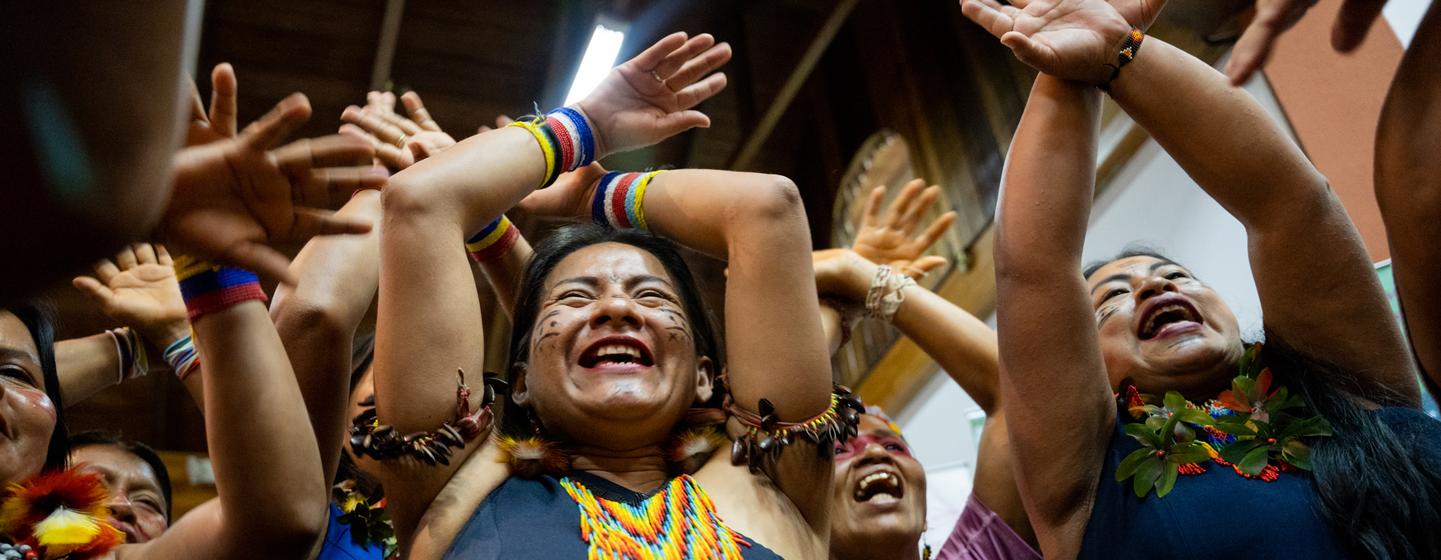 ایکواڈور میں دیسی خواتین کی آواز، جسم، اور علاقہ نامی تنظیم کے اجلاس کے موقع پر لی گئی ایک تصویر۔