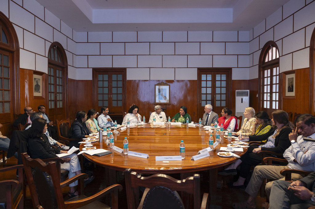 बेंगलुरु स्थित भारतीय विज्ञान संस्थान में आयोजित एक बैठक के दौरान उप महासचिव अमीना जे मोहम्मद और अन्य अधिकारी एक गोल कॉन्फ्रेंस टेबल के चारों ओर बैठे हुए थे।