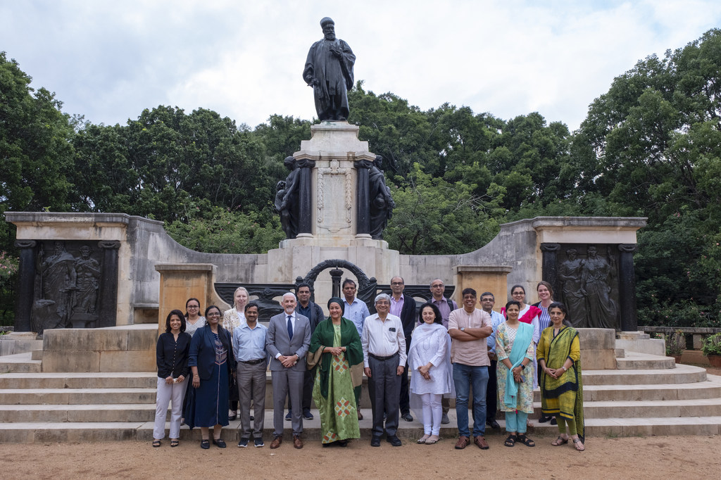 उप महासचिव अमीना जे मोहम्मद सहित लोगों का एक समूह बेंगलुरु में भारतीय विज्ञान संस्थान के एक स्मारक के सामने फोटो खिंचवा रहा है।