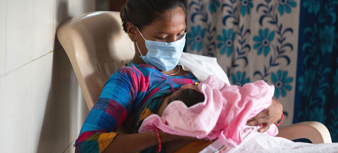 Une femme allaite son bébé dans une salle de travail en Inde, peu après l'accouchement. 