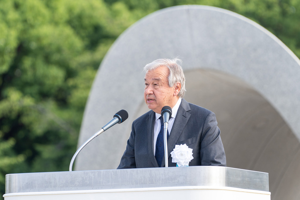 Генеральный секретарь Антониу Гутерриш на церемонии открытия мемориала мира в Хиросиме. 