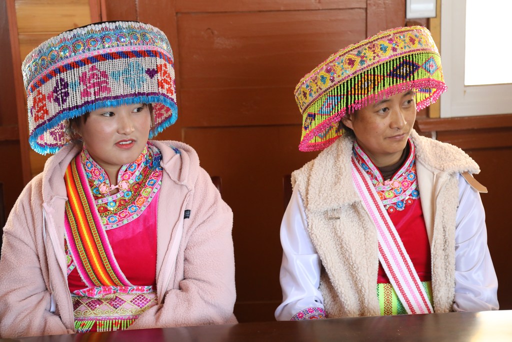 Çin'in Yunnan eyaletinden Lisu etnik azınlığına mensup kadınlar geleneksel kıyafetler içinde.