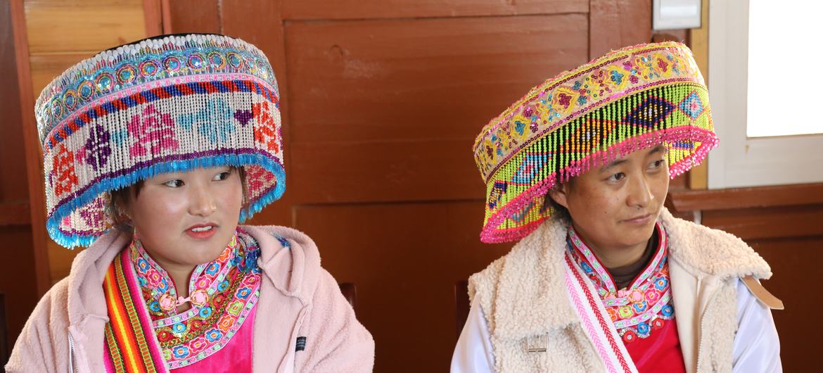 Femmes de la minorité ethnique Lisu, de la province de Yunnan, en Chine, en tenue traditionnelle