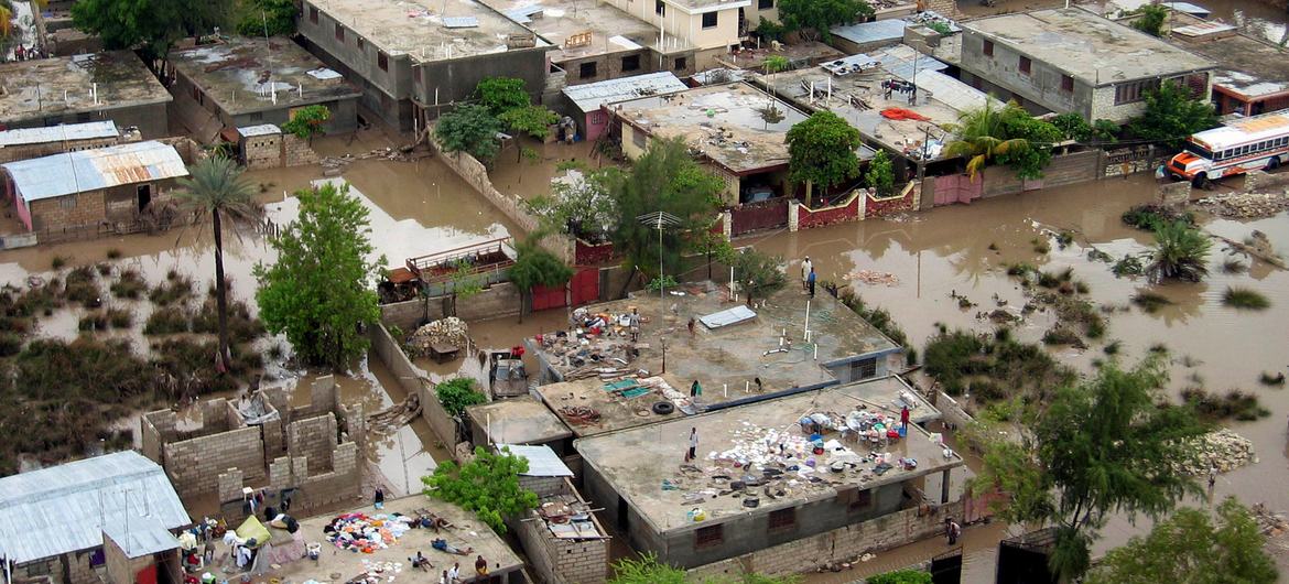 طوفان جین سے شہر گوناایو کا بیشتر حصہ سیلابی پانی اور کیچڑ کی زد میں ہے