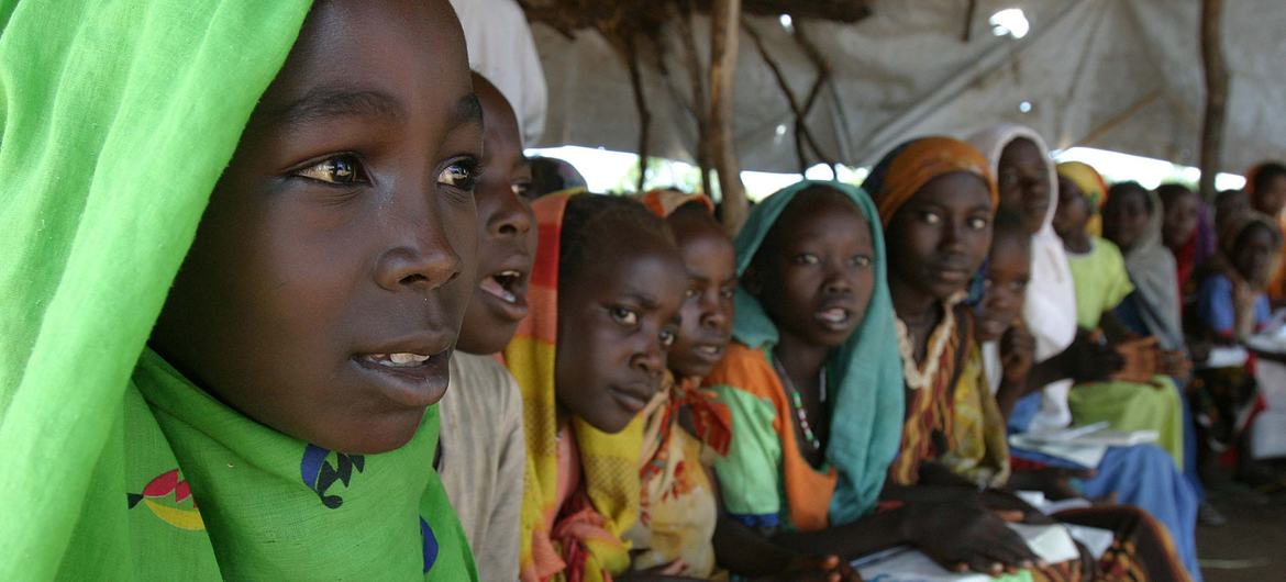 सूडान स्थित उनके नगर पर बमबारी के बाद, इन युवा लड़कियों ने भागकर, मध्य अफ़्रीकी गणराज्य के एक शरणार्थी शिविर में शरण ली.