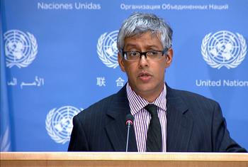 اقوام متحدہ کے نائب ترجمان فرحان حق نیویارک میں صحافیوں سے بات کر رہے ہیں۔