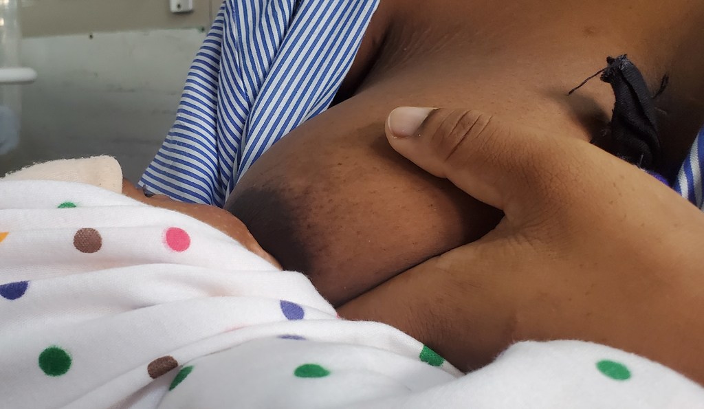 Mama akimnyonyesha mtoto wake nchini Tanzania.