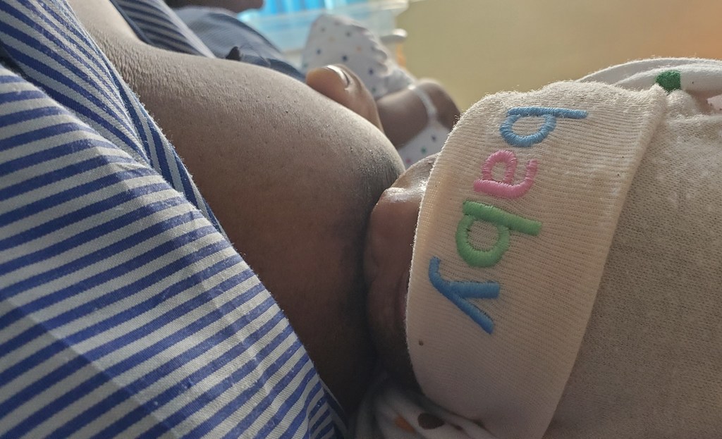 Mama akimnyonyesha mtoto wake nchini Tanzania.