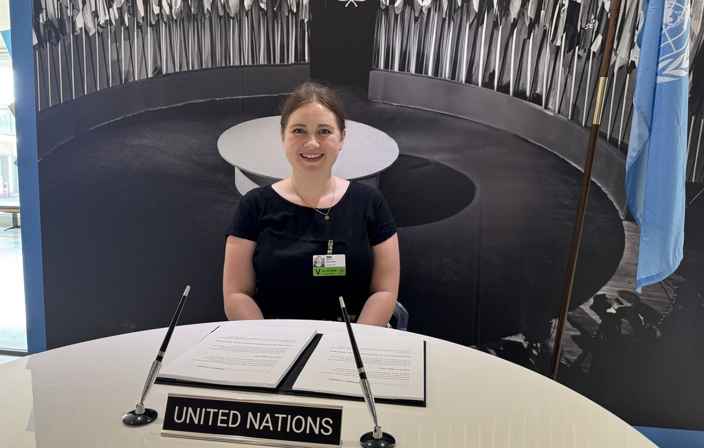 Maria Rulands, mwalimu kutoka Ujerumani anayefundisha katika shule ya mradi wa UNESCO nchini Ujerumani katika ziara na wanafunzi New York Marekani.