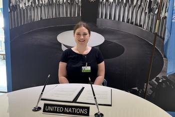 Maria Rulands, mwalimu kutoka Ujerumani anayefundisha katika shule ya mradi wa UNESCO nchini Ujerumani katika ziara na wanafunzi New York Marekani.