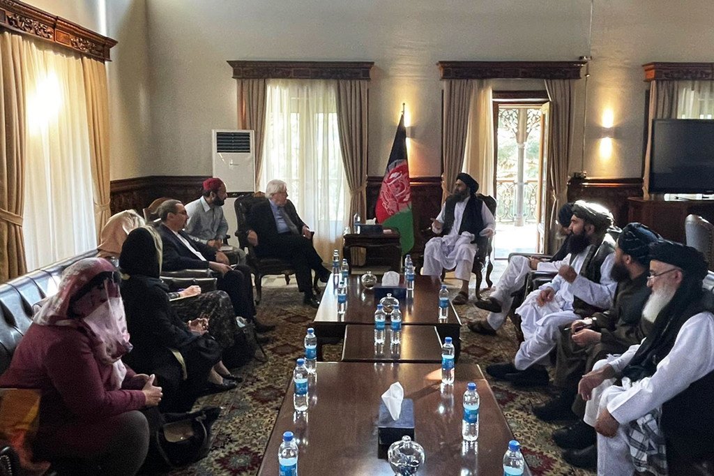 Martin Griffiths, chef de l'humanitaire de l'ONU, discute de questions humanitaires avec des dirigeants talibans à Kaboul, en Afghanistan.