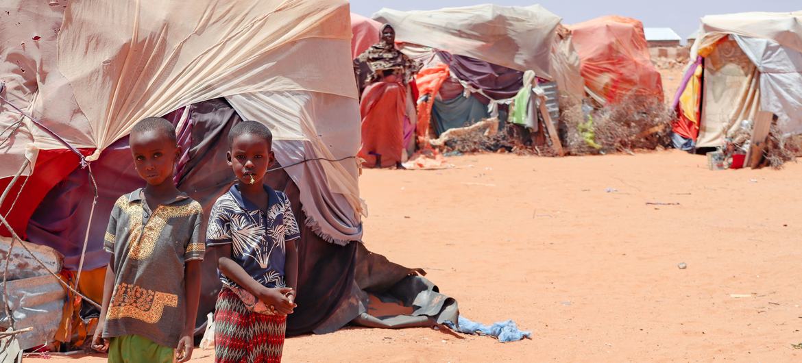 Un camp de déplacés en Somalie qui est durement frappée par la sécheresse.