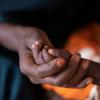Une femme tient la main de son fils de deux ans dans un centre de santé Kabasa financé par le PAM à Dolow, en Somalie.
