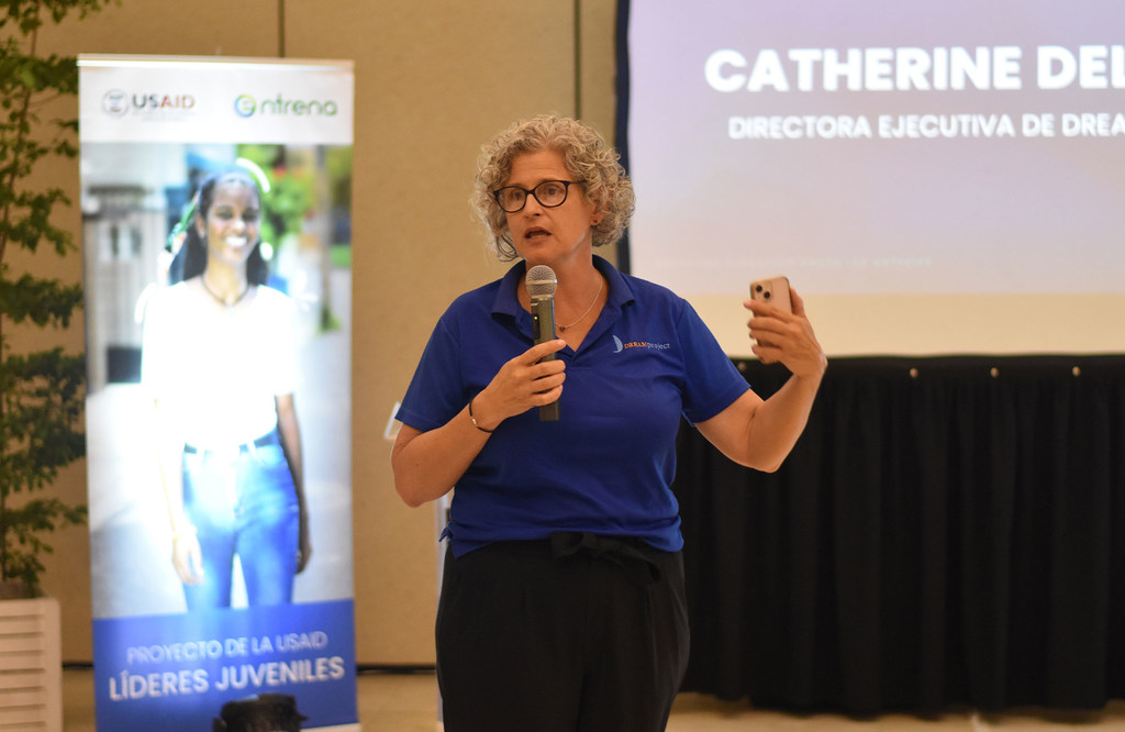 Catherine DeLaura, directora ejecutiva de DREAM, pronuncia un discurso de bienvenida en el desayuno ejecutivo para el lanzamiento del Proyecto "Youth Led Activity" de la USAID en la región de Puerto Plata.