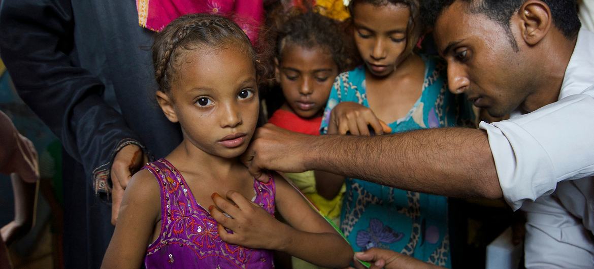 यमन में, जहाँ हर दो में से एक बच्चा अविकसित है, अल हुदायदाह के पास एक गाँव में एक चिकित्साकर्मी छोटे बच्चों का माप लेते हुए.