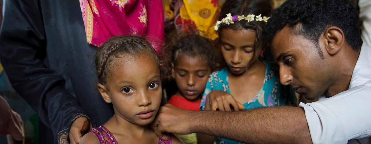 Au Yémen, où un enfant sur deux souffre d'un retard de croissance, un professionnel de la santé mesure de jeunes enfants dans un village près d'Al Hudaydah.