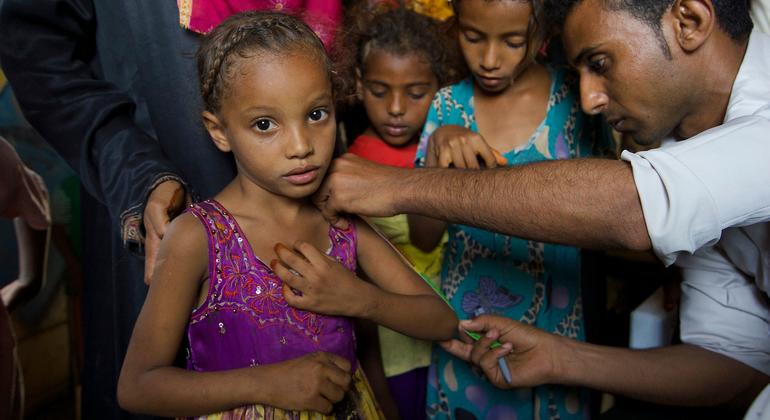 No Iêmen, onde uma em cada duas crianças sofre de raquitismo, um profissional de saúde mede crianças pequenas em um vilarejo próximo a Al Hudaydah.