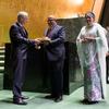 यूएन महासभा के 77वें सत्र के लिए अध्यक्ष कसाबा कोरोसी (बाएँ) 78वें सत्र के लिए नवनिर्वाचित अध्यक्ष डेनिस फ़्रांसिस को परम्परागत हथौड़ा सौंप रहे हैं. 
