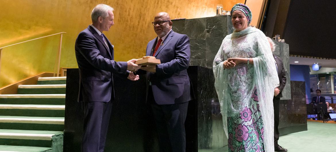यूएन महासभा के 77वें सत्र के लिए अध्यक्ष कसाबा कोरोसी (बाएँ) 78वें सत्र के लिए नवनिर्वाचित अध्यक्ष डेनिस फ़्रांसिस को परम्परागत हथौड़ा सौंप रहे हैं. 