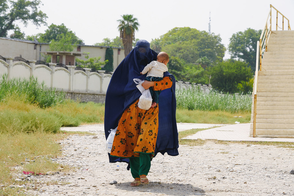Une mère reçoit la dernière ration alimentaire du PAM pour sa famille à Jalalabad, en Afghanistan.