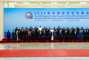 Le Secrétaire général de l'ONU, António Guterres, sur une photo de groupe au Forum sur la coopération Chine-Afrique à Beijing, en Chine.