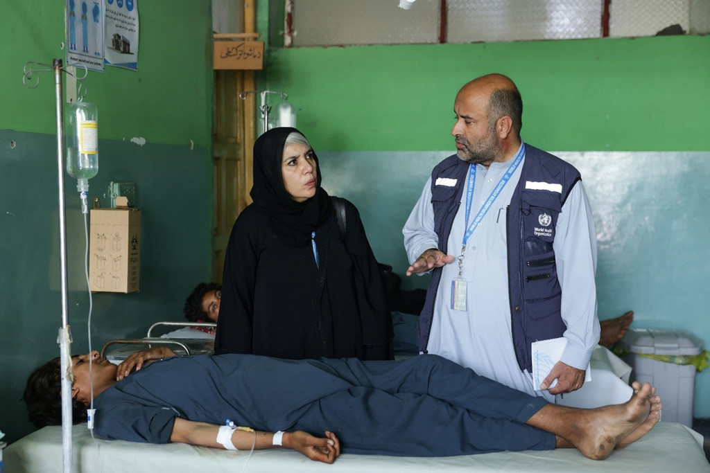 El doctor Abdul Mateen Sahak y su equipo dela OMS visitan el hospital de Kunar, Afganistán, tras el terremoto.