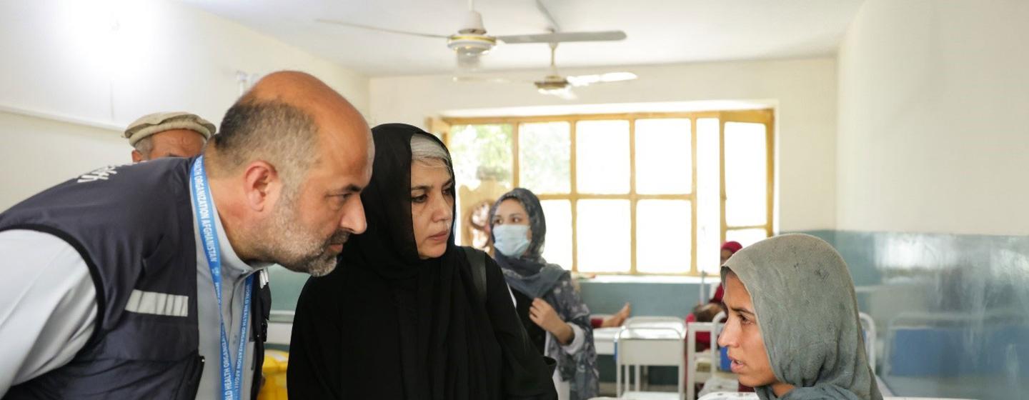 Le 2 septembre 2025, le Dr Abdul Mateen Sahak et son équipe de l’OMS rendent visite à un hôpital de la province de Kounar, dans l'est de l'Afghanistan, suite au tremblement de terre qui a frappé le pays le 31 août. Le 2 septembre 2025, le Dr Abdul Mateen Sahak et son équipe de l’OMS rendent visite à un hôpital de la province de Kounar, dans l'est de l'Afghanistan, suite au tremblement de terre qui a frappé le pays le 31 août.