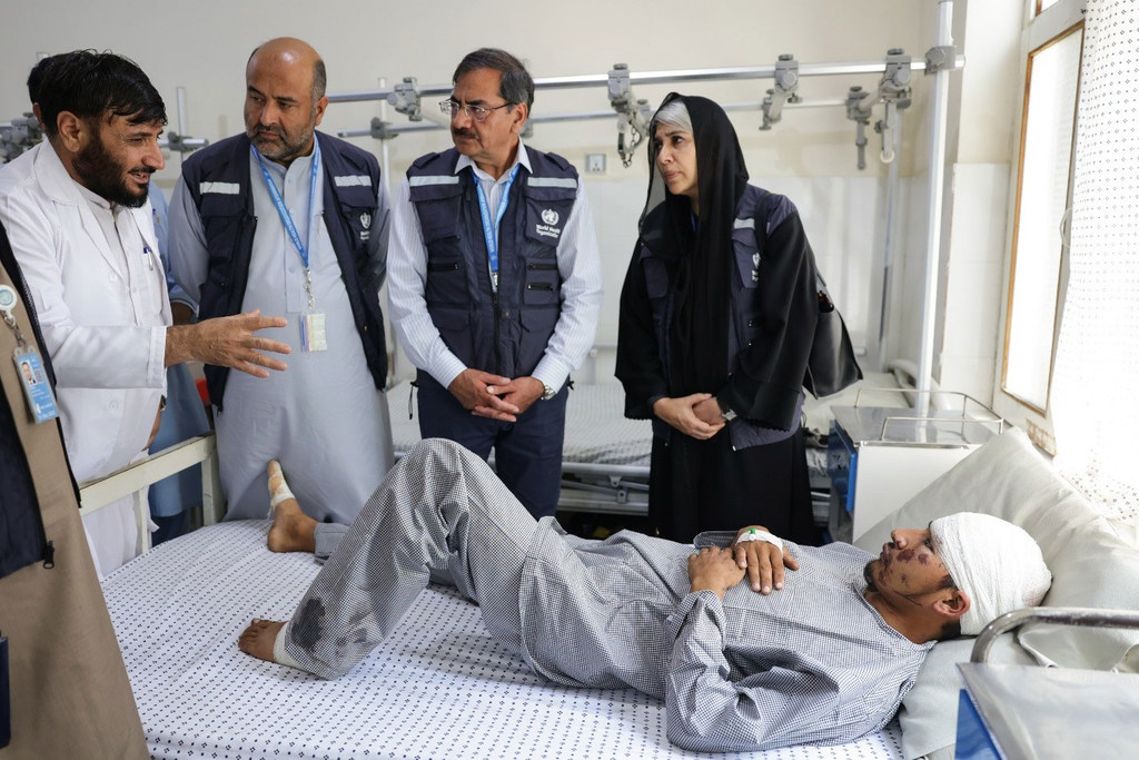 El equipo de la OMS liderado por el doctor Abdul Mateen Sahak incluye a mujeres médicas y parteras.