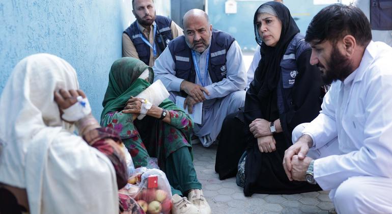 ڈاکٹر عبدالمتین زلزلہ میں ہلاک ہو جانے والے افراد کے لواحقین سے اسعد ہسپتال کے باہر اظہار ہمدردی کر رہے ہیں۔