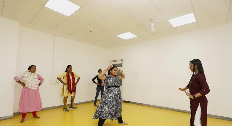 नृत्य सत्र निकिता की मोटर स्किल्स विकसित करने, तालमेल सुधारने और आत्मविश्वास बढ़ाने में मदद करते हैं.