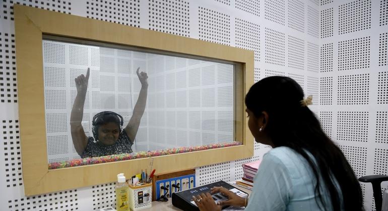 निकिता ऑडियोलॉजी और स्पीच विभाग में श्रवण जाँच करवाती हुई.