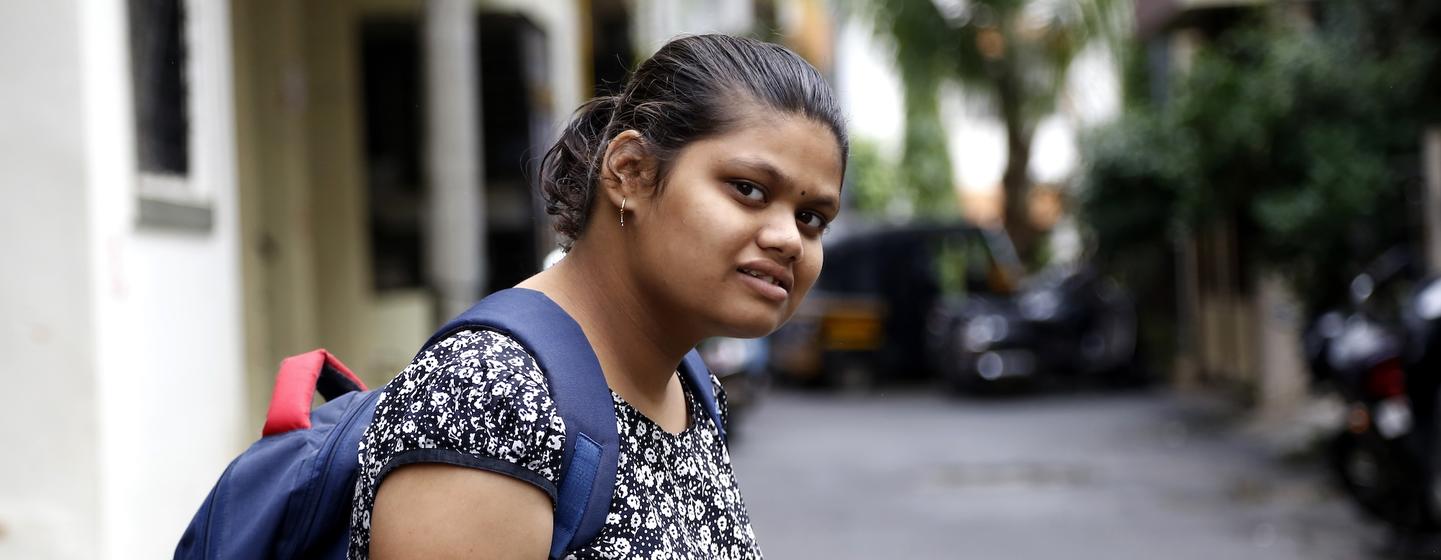 19 वर्षीय निकिता संजय धस, पुणे के PCMC विकलांग भवन फाउंडेशन में थेरेपी के लिए जाते हुए.