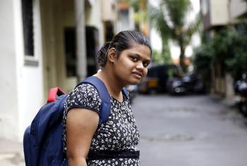 19 वर्षीय निकिता संजय धस, पुणे के PCMC विकलांग भवन फाउंडेशन में थेरेपी के लिए जाते हुए.