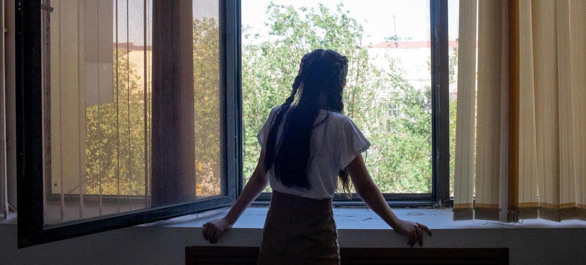 Muchos jóvenes experimentan sentimientos profundos de soledad.