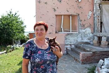 Благодаря помощи МОМ семье Нины удалось отремонтировать крышу дома, поврежденную в результате обстрела.