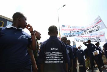 刚果民主共和国戈马的学生参加由联合国驻刚果民主共和国联合人权办公室组织的纪念《世界人权宣言》67周年的游行仪式。 