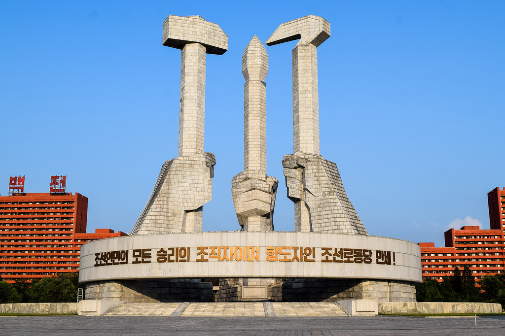 نصب تذكاري في جمهورية كوريا الشعبية الديمقراطية المعروفة باسم كوريا الشمالية.