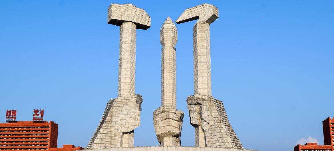 Памятник Трудовой партии в КНДР.
