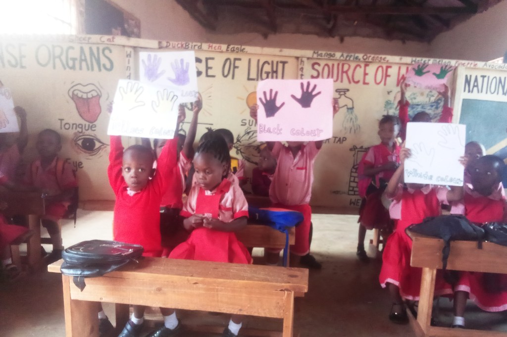 Watoto wa shule ya chekechea kwenye mkoa wa Morogoro ulioko mashariki mwa Tanzania wakionesha mbinu za kuhesabia namba zilizotengenezwa na mwalimu wao.