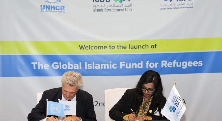 فيليبو غراندي، المفوض السامي للأمم المتحدة لشؤون اللاجئين والدكتورة هبة أحمد، المديرة العامة لصندوق التضامن الإسلامي يوقعان ميثاق الصندوق الإسلامي العالمي للاجئين.