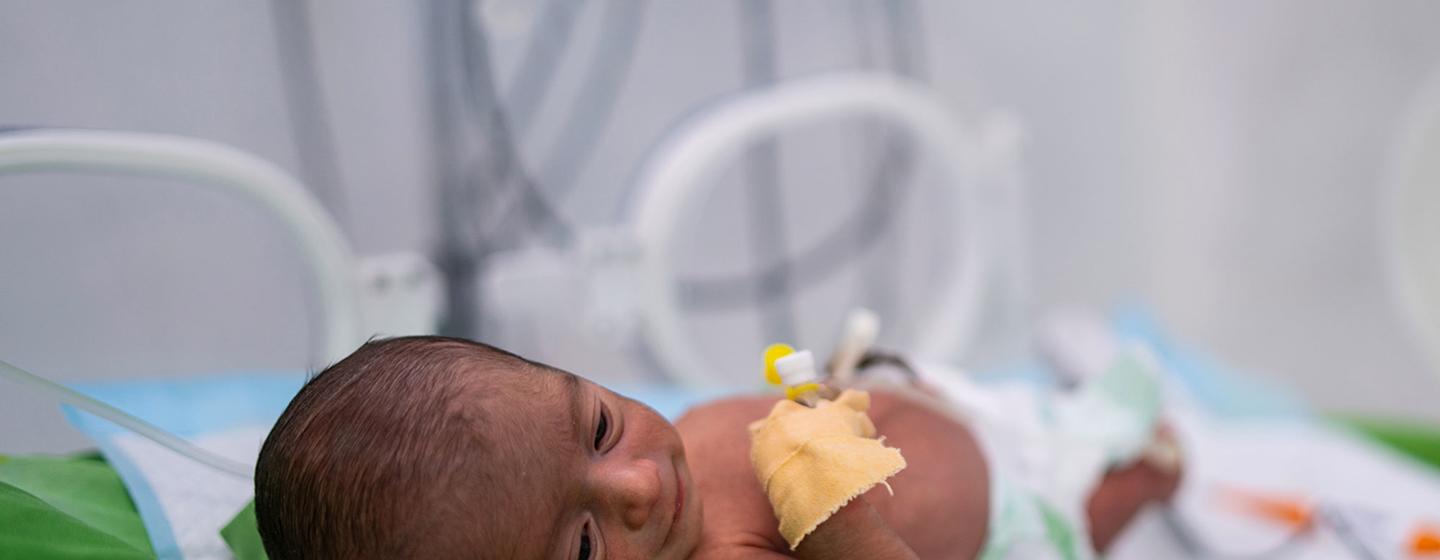 Un bébé prématuré dans une couveuse d'un hôpital du Yemen 