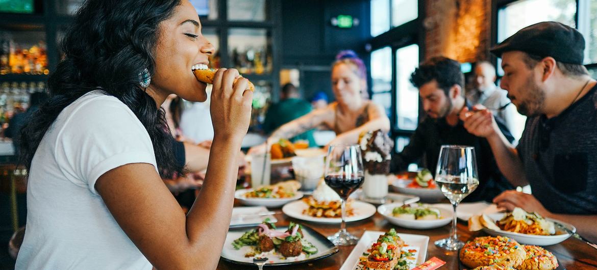 Un groupe d'amis prenant un repas ensemble au restaurant.
