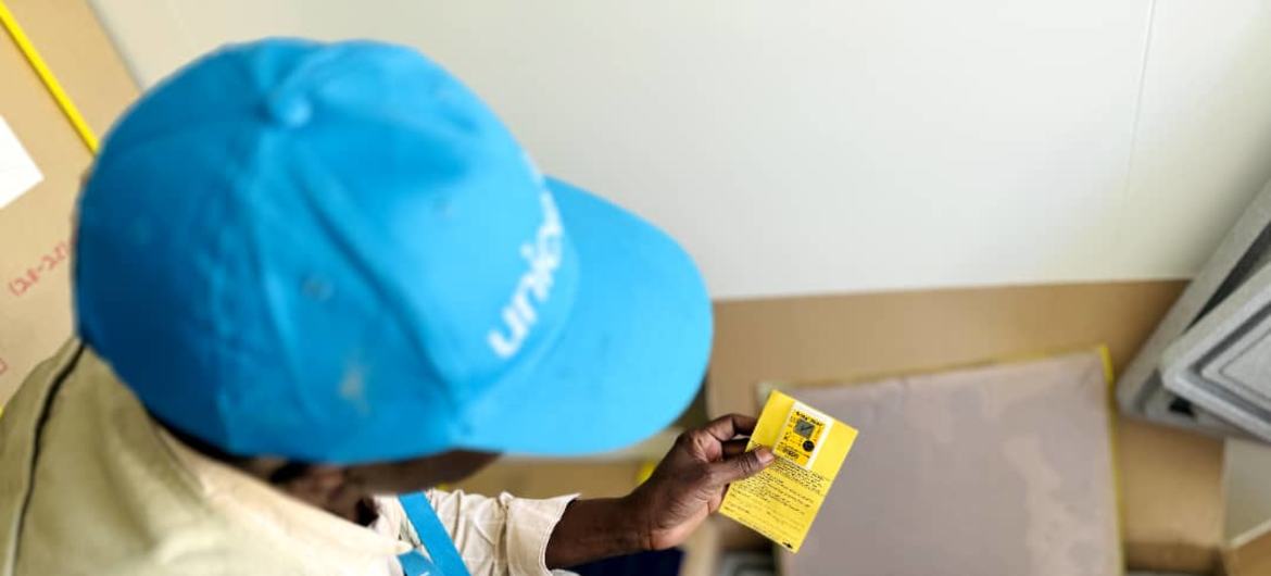 Una trabajador sanitario de UNICEF inspecciona el cargamento de vacunas contra el cólera que envió UNICEF a Sudán.