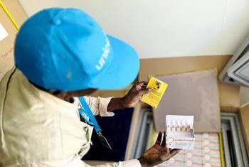 Una trabajador sanitario de UNICEF inspecciona el cargamento de vacunas contra el cólera que envió UNICEF a Sudán.