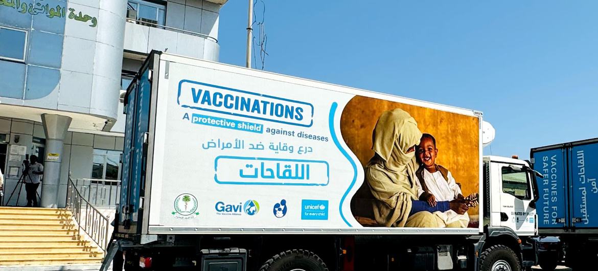 سوڈان کے ایک ایئرپورٹ پر ریفریجریٹر لگے ٹرک ہیضہ کی ویکسین کی کھیپ وصول کرنے کے لیے تیار کھڑے ہیں۔